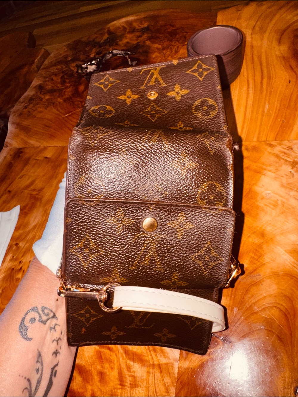 Louis Vuitton monogram Elise compact wallet with White 47 inch adjustable strap - Picture 9 of 16